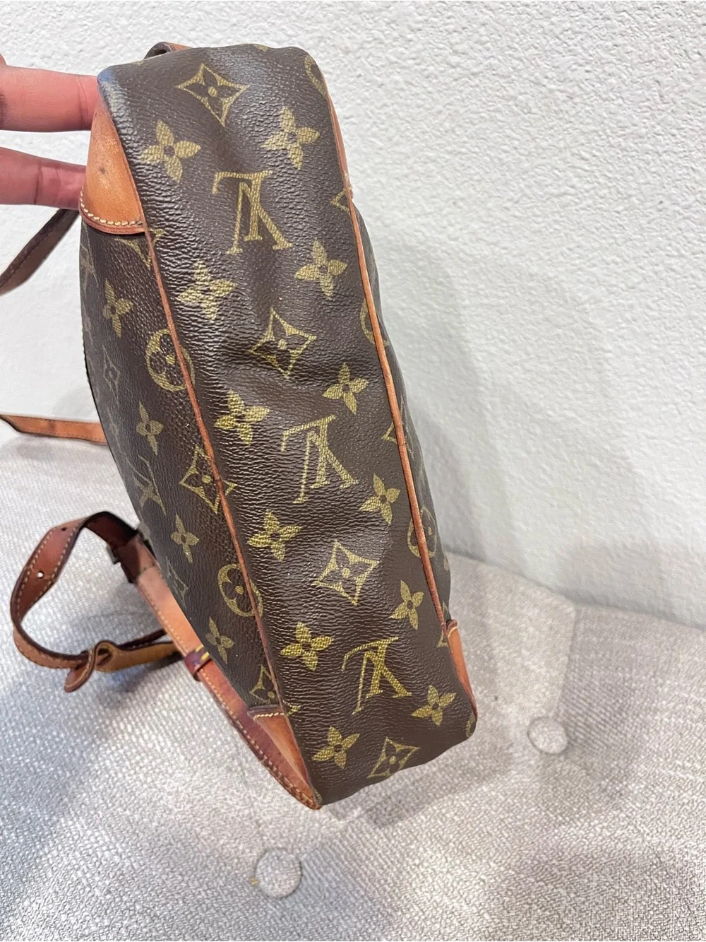 LOUIS VUITTON MONOGRAM UNISEX CROSSBODY BAG.
